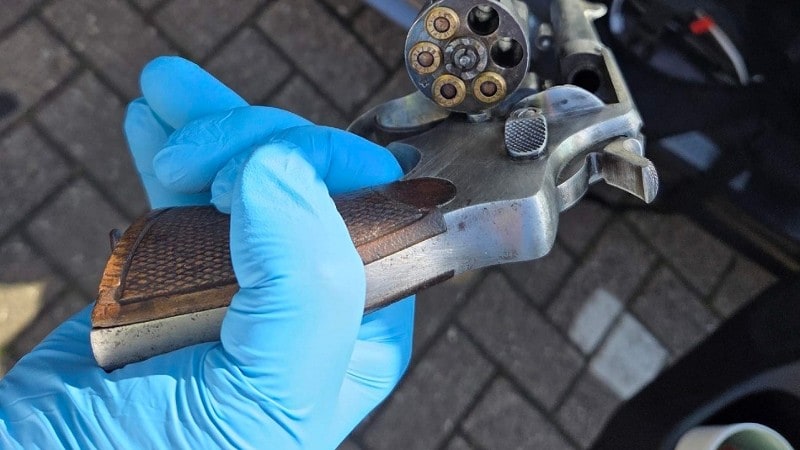 Hennepgeur in auto leidt tot aantreffen drugs en geladen vuurwapen