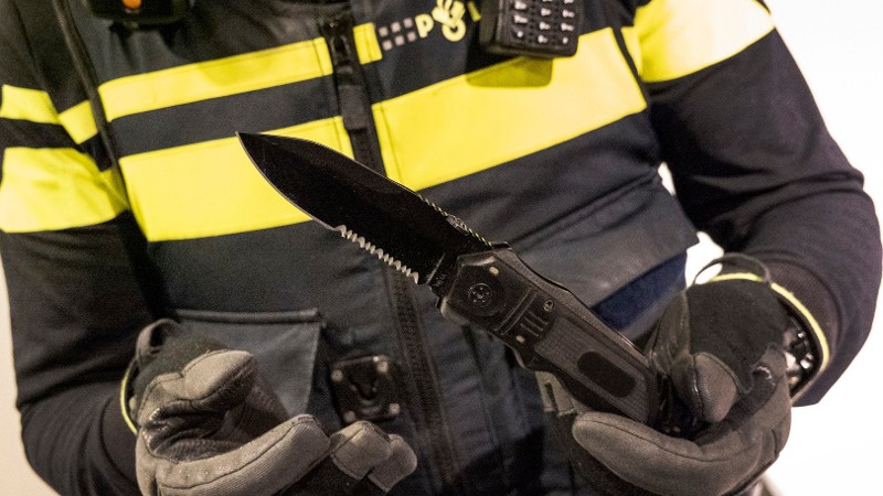 Agent met in beslag genomen steekwapen