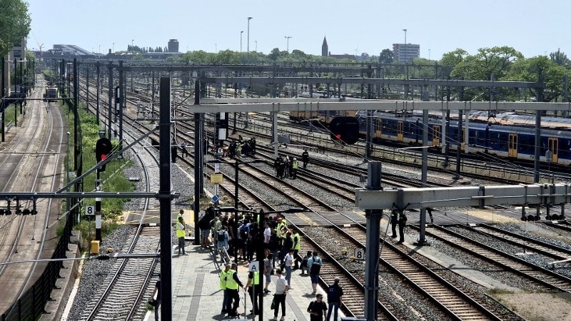 Zevenentwintig aanhoudingen bij spoorblokkade op station Utrecht Centraal