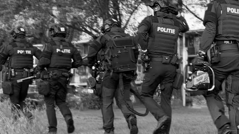 Aanhoudingseenheid op pad naar de woning