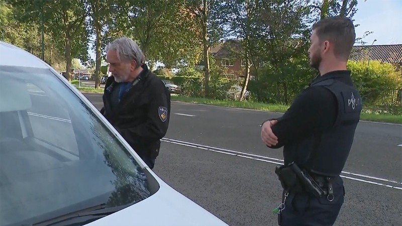 Verkeerscontrole rond Utrecht: honderd bestuurders met telefoon in de hand bekeurd