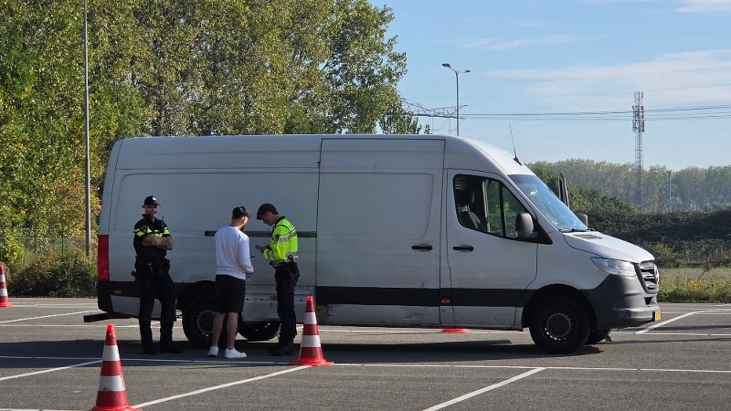 Agenten controleren een bestuurder