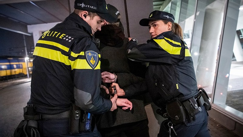 Uitvoerder Reserveren Grootte Wat is het verschil tussen aanhouden en staandehouden? | politie.nl