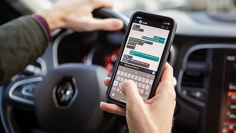 appen achter het stuur, auto, bestuurder, mobiele telefoon, Foto: Korpsmedia politie