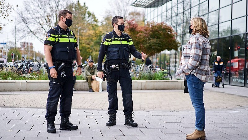 corona en politiewerk, mondkapje, politiemondkapje, contact, gesprek, nabijheid, Foto: Korpsmedia politie