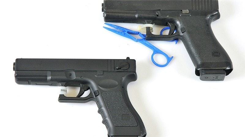 nepvuurwapen, vuurwapen met blauwe schaartje is echt, Foto: Korpsmedia politie