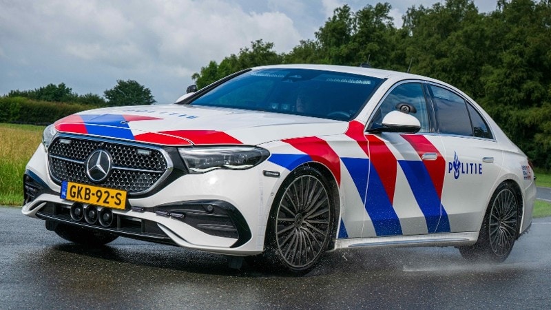 De Mercedes-Benz E450d AMG line is het Snelle Interventievoertuig van de politie
