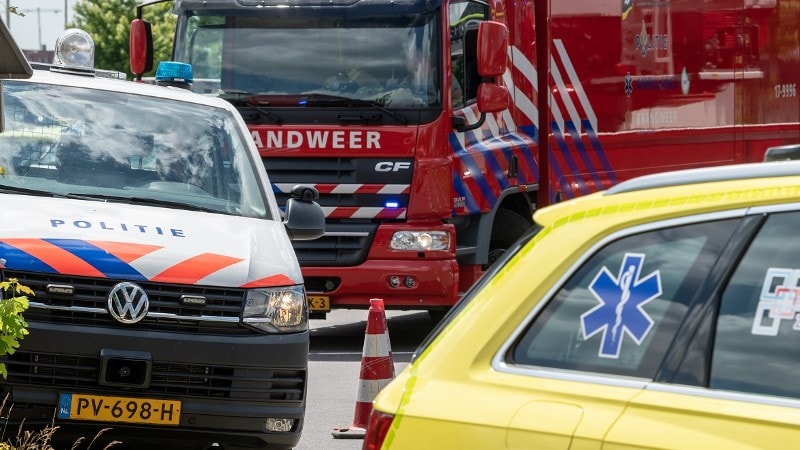 Hulpdiensten met grote spoed naar Abram van Rijckevorselweg in Rotterdam