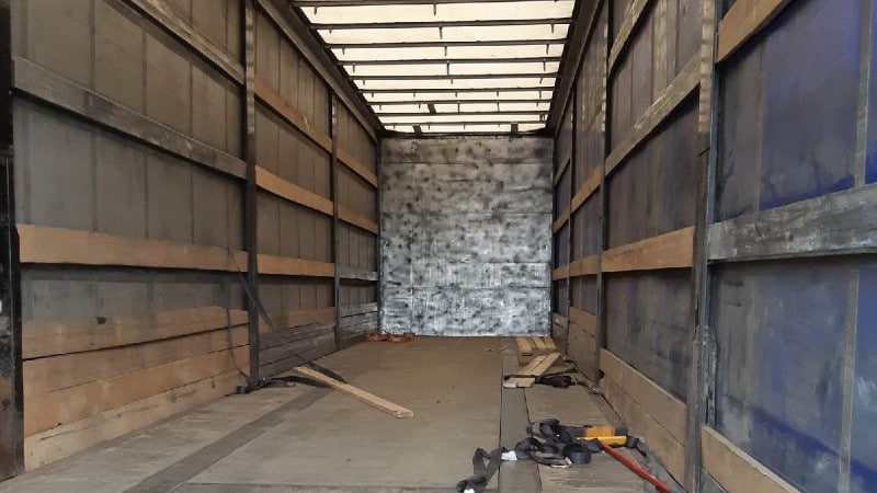 verborgen ruimte in vrachtwagen