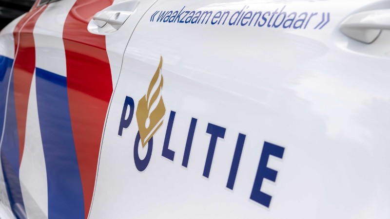 surveillancevoertuig, politieauto, dienstvoertuig, mercedes, nieuwe striping, zijkant, close-up, logo, slogan, waakzaam, dienstbaar, daglicht, Foto: Korpsmedia / Peter Monteny