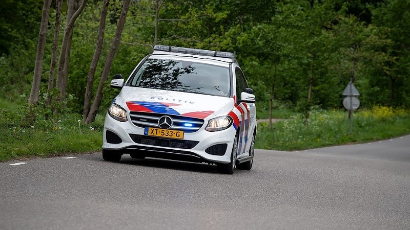 surveillancevoertuig, politieauto, dienstvoertuig, mercedes, nieuwe striping, spoed, voorkant, landelijk, daglicht, Foto: Korpsmedia / Peter Monteny