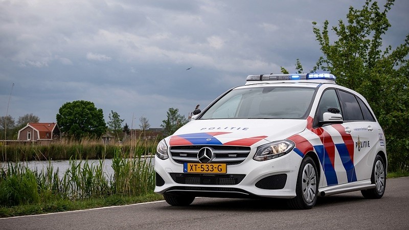 surveillancevoertuig, politieauto, dienstvoertuig, mercedes, nieuwe striping, spoed, voorkant, zijkant, landelijk, daglicht, Foto: Korpsmedia / Peter Monteny