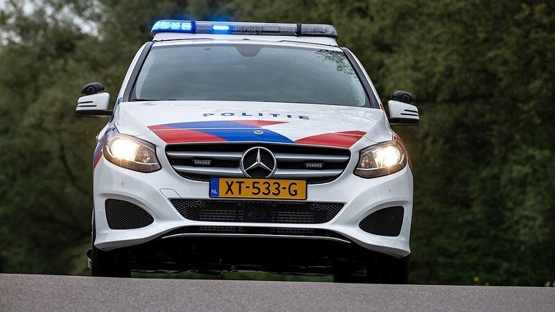 surveillancevoertuig, politieauto, dienstvoertuig, mercedes, nieuwe striping, spoed, voorkant, landelijk, daglicht, Foto: Korpsmedia / Peter Monteny