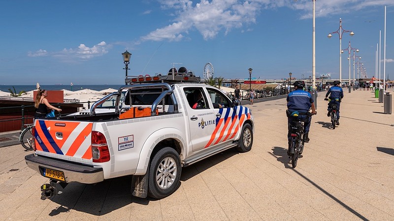 scheveningen, den haag, zon, zee, strand, kust, zomer, warmte, hitte, toezicht, handhaving, boulevard, politieauto, politiejeep, toyota, Foto: Korpsmedia / Peter Monteny