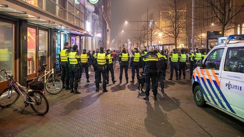 Stockfoto van politiemensen op linie, elders in Nederland