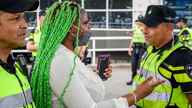demonstratie, demonstreren, protest, protesteren, racisme, black lives matter, contact, gesprek, burger, demonstranten, george floyd, rotterdam, Foto: Korpsmedia / Peter Monteny