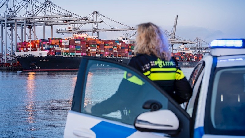 zeehaven, zeehavenpolitie, rotterdam, containers, zeecontainers, ondermijning, smokkel, uithalers, drugs, drugssmokkel, surveillance, toezicht, politieauto, surveillanceauto, Foto: Politie
