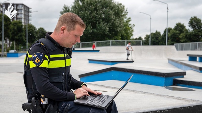 digitaal wijkagent, laptop, buiten, typen, Foto: Politie
