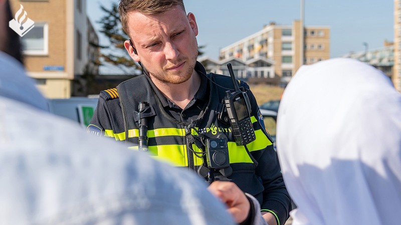 politieagent met bodycam zepcam T2+ in gesprek met burger, meos, telefoon, Foto: Politie