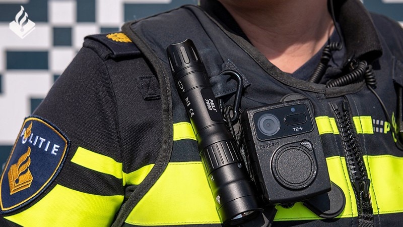 politieagent met bodycam zepcam T2+ en zaklamp, detail, close-up, Foto: Politie