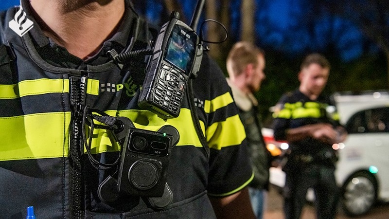 politieagent met bodycam zepcam T2+, detail, close-up, Foto: Politie