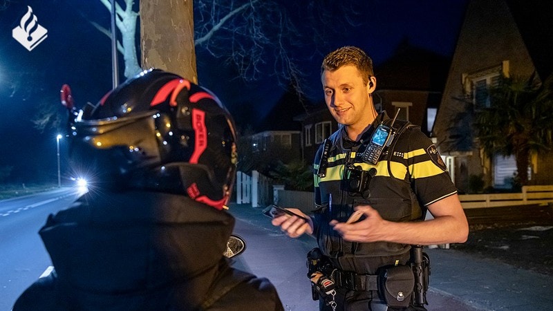 politieagent met bodycam zepcam T2+, gesprek burger, staandehouding, bromfiets, scooter, verkeerscontrole,
