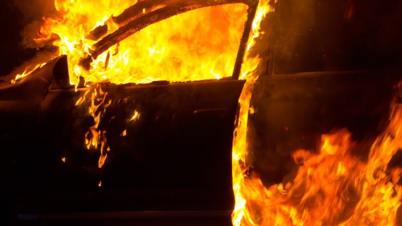 Politie zoekt getuigen van autobrand in Beek