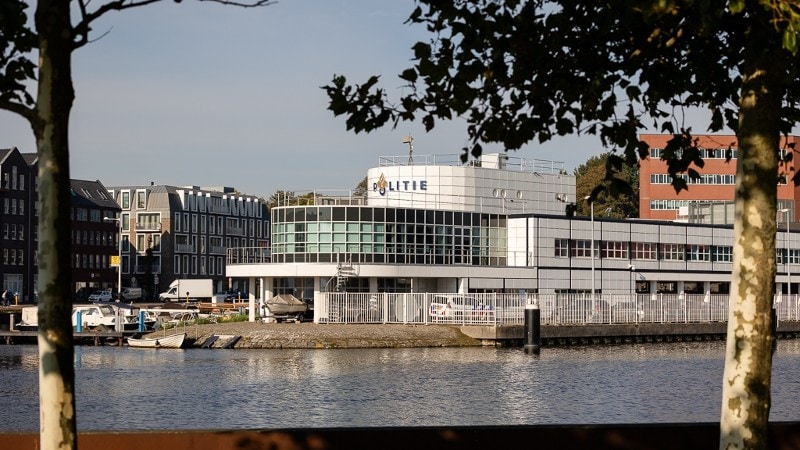 Achtervolging eindigt in aanrijding met politievoertuigen