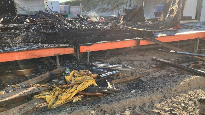 Politie houdt man aan voor brandstichting strandhuisjes Wijk aan Zee