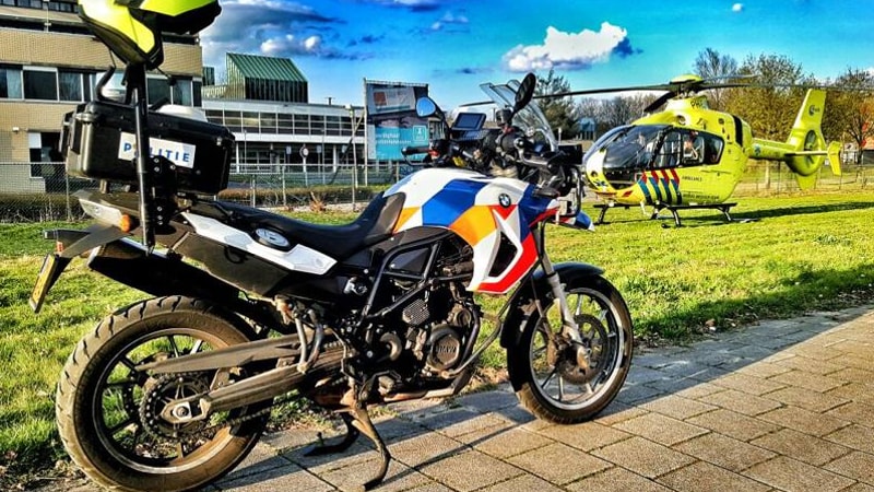 Politie motorvoertuig en helikopter Mobiel Medisch Team