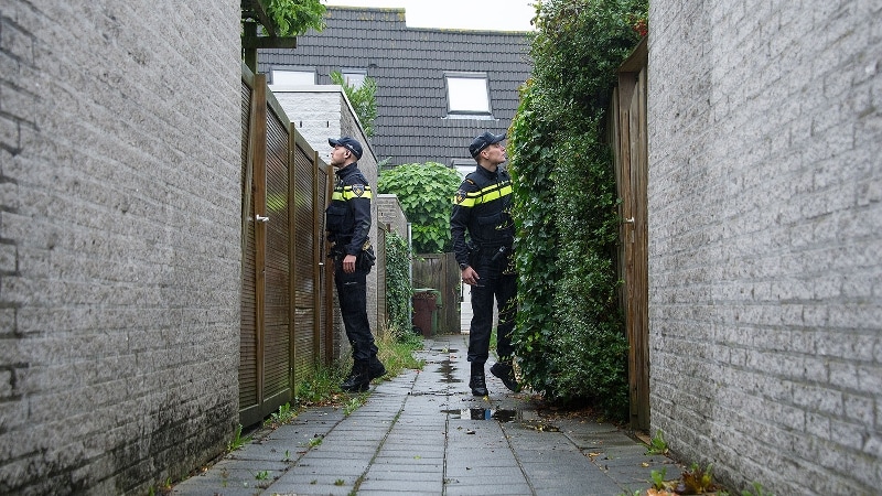 Agenten controleren brandgang of woningen beveiligd zijn