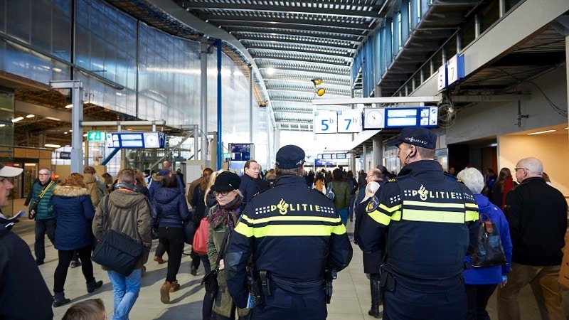 Agenten surveilleren in station
