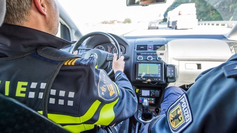 Duitse en Nederlandse agent in de auto
