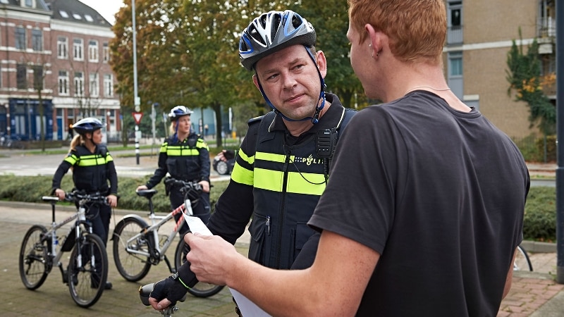 Biker praat met burger