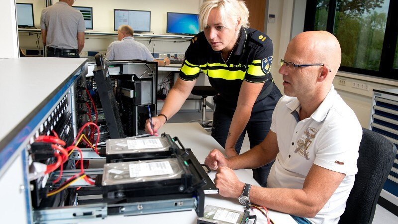 Rechercheur en agent bij digitaal onderzoek