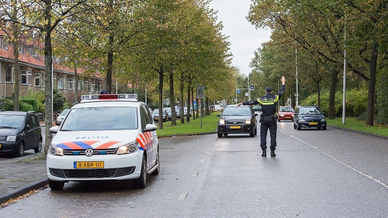 Agent geeft stopteken aan automobilist