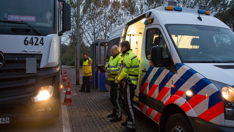 Vrachtauto wordt gecontroleerd