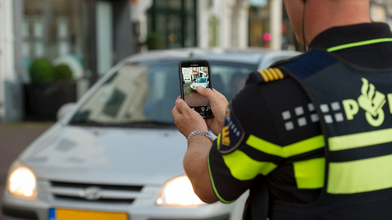 Agent fotografeert kenteken auto met MEOS app