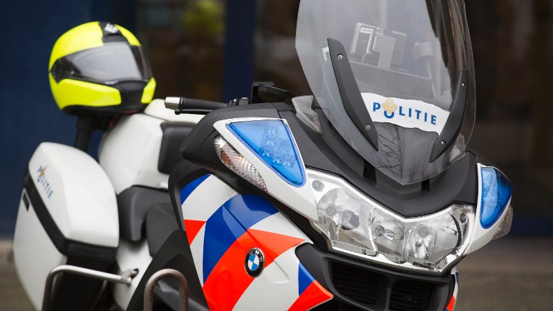 Motorfiets met helm (beide van politie)