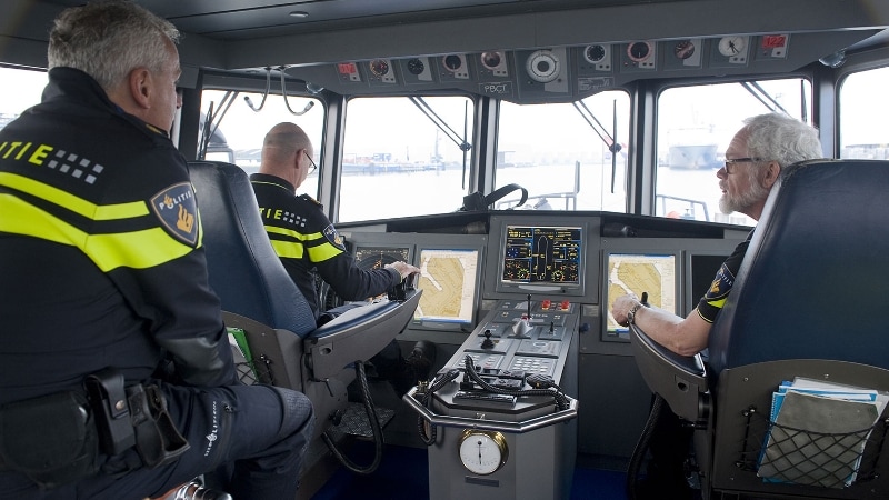 Drie agenten in een schip van de zeehavenpolitie