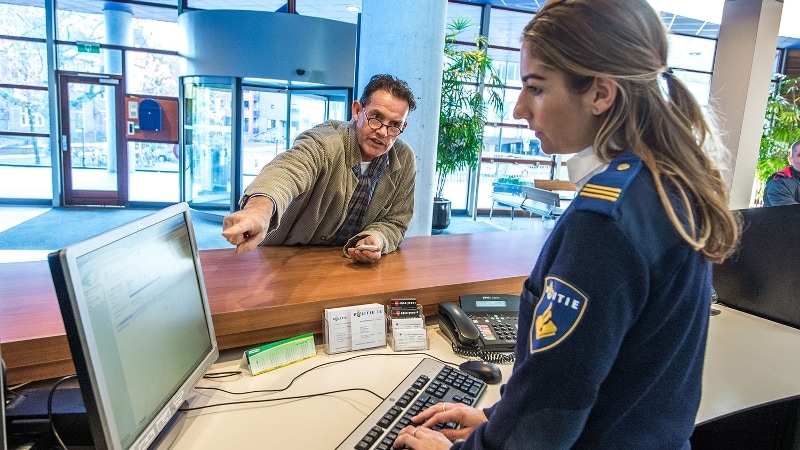 Burger in Nijmegen doet aangifte op het politiebureau